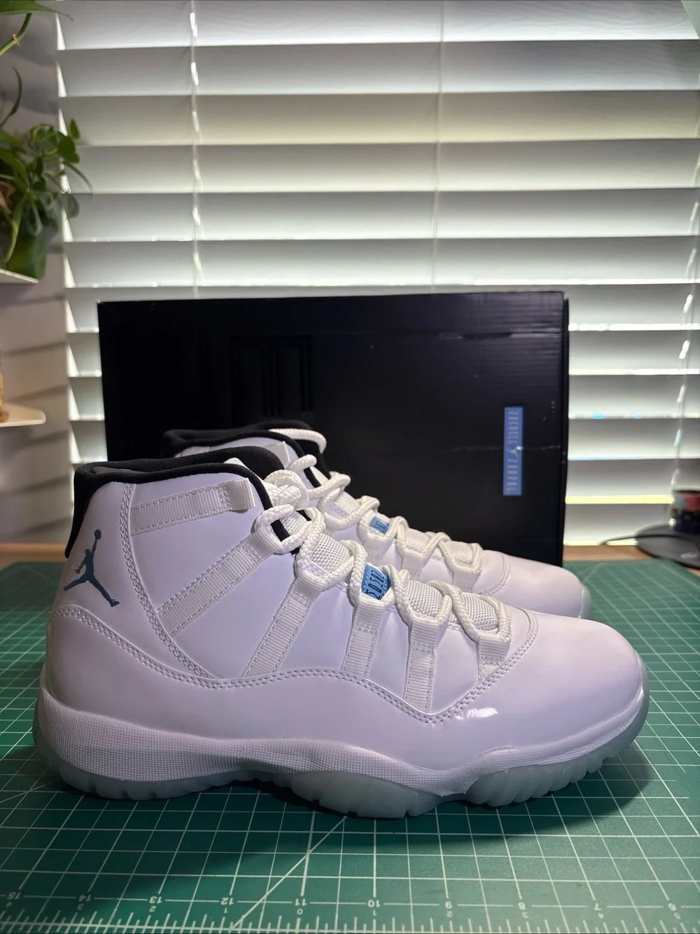Air Jordan 11 Retro Men’s Size 8 Blue Columbia White Rare Never Worn